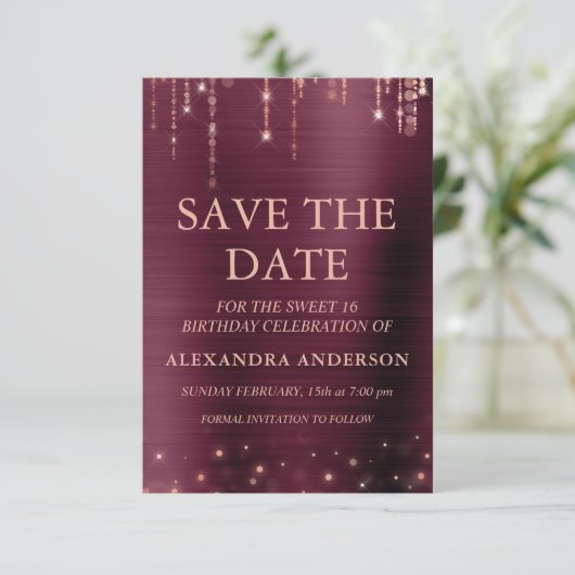 Burgund und Rose Gold Sweet 16 Save the Date Einladung (Stehend Vorderseite)