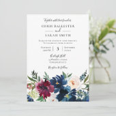 Burgund und weiße Blume Hochzeit auf elegante Art Einladung (Stehend Vorderseite)