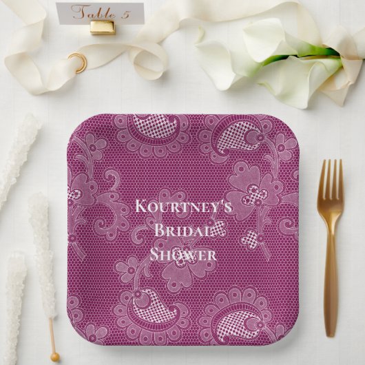 Burgund Wein Weißes Spitzen Brautparty Pappteller (Hochzeit)