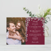 Burgund Wildblumen Kaskade Foto Hochzeit Einladung (Stehend Vorderseite)