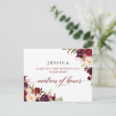 Burgund wird mein Matron der Ehrenkarte sein Einladung (Stehend Vorderseite)