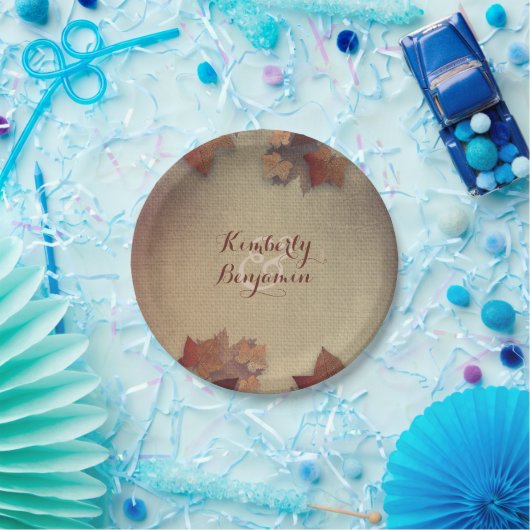 Burgunder-Ahorn-Blätter und Rustikaler Burlap Fall Pappteller (Party)