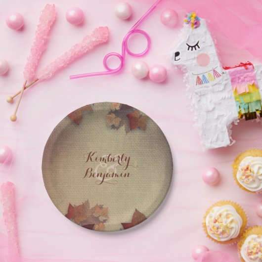 Burgunder-Ahorn-Blätter und Rustikaler Burlap Fall Pappteller (Party)