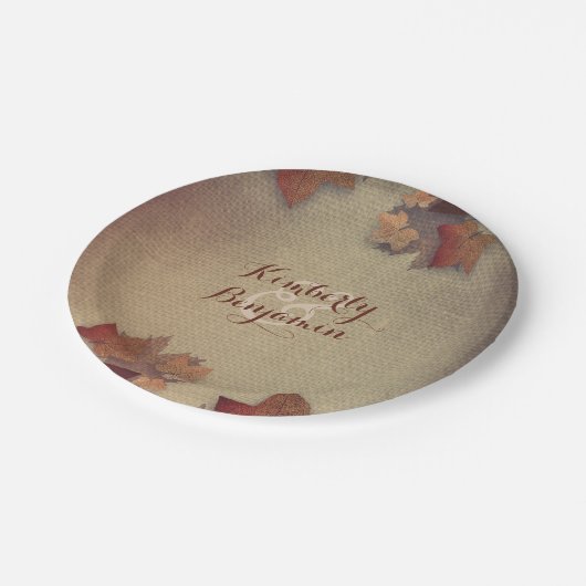 Burgunder-Ahorn-Blätter und Rustikaler Burlap Fall Pappteller (Schrägansicht)