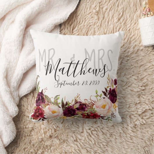 Burgunder-Blumenherr und Frau Wedding Keepsake Kissen (Decke)