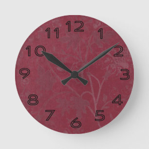 Burgunder Blumenprint-Hintergrund Runde Wanduhr