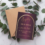 Burgunder Goldbogen 80. Geburtstag Save The Date<br><div class="desc">Eine Save the Date Karte für eine 80. Geburtstagsfeier. Ein bordeauxroter Hintergrund mit einem goldenen Bogen aus Imitaten. Personalisieren und fügen Sie ein Datum und Ihren Namen. Der Text: Achtzig und Save the Date ist mit einem großen trendigen handgeschriebenen Stil geschrieben.</div>