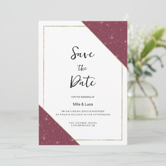 Burgunder goldener funkelnder Glitzer Save the Dat Einladung (Stehend Vorderseite)