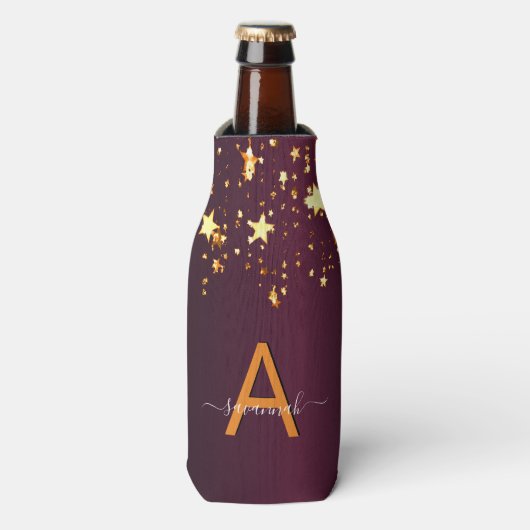 Burgunder Goldsterne Party Monogramm Name Flaschenkühler (Flaschenvorderseite)