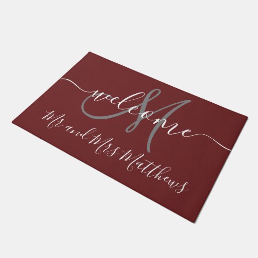 Burgunder-Herr und Frau Monogram Script Wedding Fußmatte (Schrägansicht)