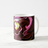 BURGUNDER-ORCHIDEE MIT EINEM SCHWARZEN HINTERGRUND KAFFEETASSE (VorderseiteRechts)