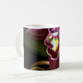 BURGUNDER-ORCHIDEE MIT EINEM SCHWARZEN HINTERGRUND KAFFEETASSE (Vorderseite Links)
