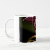 BURGUNDER-ORCHIDEE MIT EINEM SCHWARZEN HINTERGRUND KAFFEETASSE (Links)
