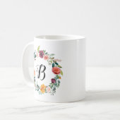 Burgunder-Rosa-Blumenkranz-Monogramm Kaffeetasse (Vorderseite Links)