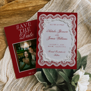 Burgunder Weiße Spitze Deckchen Old Money Foto Hoc Save The Date