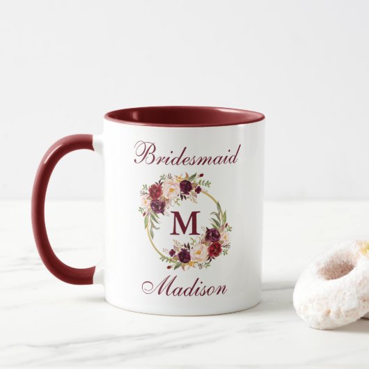 Burgunderblumengoldkreis-Brautjungfern-Monogramm Tasse (Mit Donut)