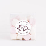 Burgunderrot | Muss Personalisierte Gastgeschenk H Runder Aufkleber<br><div class="desc">Die Punny Gastgeschenk Hochzeit Aufkleber sind in bordeauxroter,  herzlich akzentuierter Schrift "mint to be". Personalisieren Sie mit Ihren Namen und Hochzeitstermin.</div>