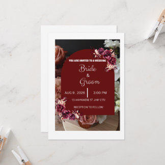 Burgunderrote elegante moderne Hochzeit mit Blumen Einladung