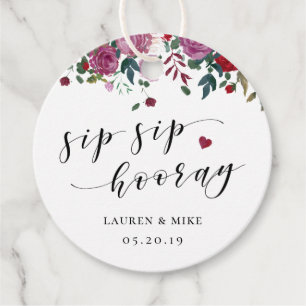 Burgunderrote Floral Sip Sip Hooray Hochzeit Geschenkanhänger