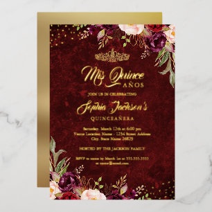 Burgunderrote goldene Floral Quinceanera Folieneinladung