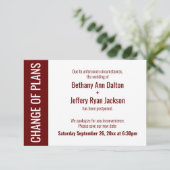 Burgundy Änderung der Pläne Verspätete Hochzeitska Einladung (Stehend Vorderseite)