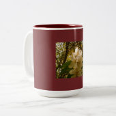 Burgundy Apple Blossom Design Zweifarbige Tasse (Vorderseite Links)