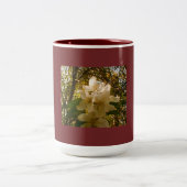 Burgundy Apple Blossom Design Zweifarbige Tasse (Mittel)