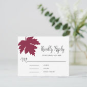 Burgundy Autum Maple Leaf Wedding RSVP Card Karte (Stehend Vorderseite)