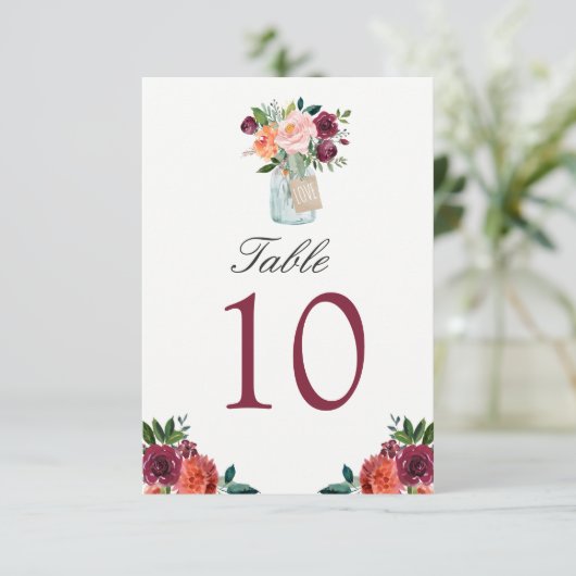 Burgundy Blume Mason Jar Wedding Tischnummer (Stehend Vorderseite)