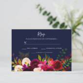 Burgundy Blume Navy Blue Wedding RSVP (Stehend Vorderseite)