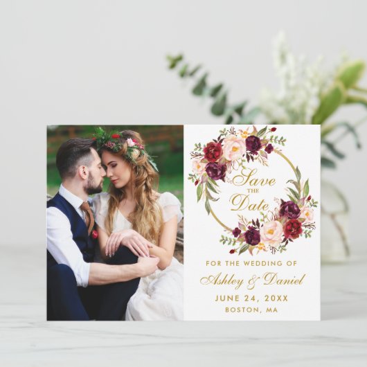 Burgundy Blumenschreath Gold Save the Date Foto (Stehend Vorderseite)