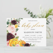 Burgundy Blush Fall Floral Pumpkins Baby Dusche Einladung (Stehend Vorderseite)