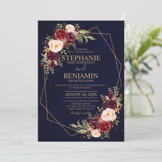 Burgundy Blush Floral Moderne geometrische Hochzei Einladung (Stehend Vorderseite)