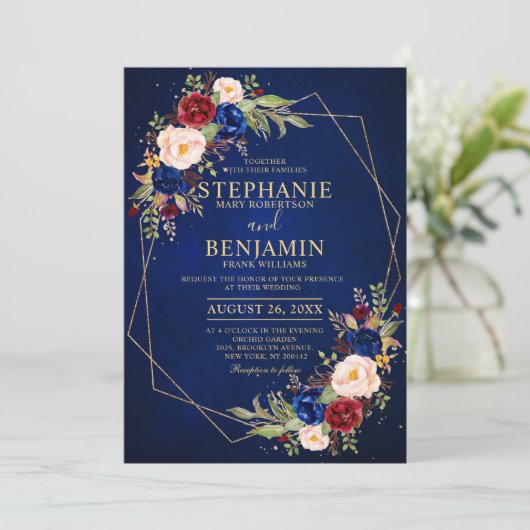 Burgundy Blush Floral Moderne geometrische Hochzei Einladung (Stehend Vorderseite)