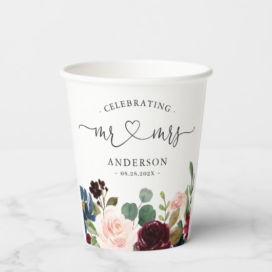 Burgundy Blush Floral Mr. und Mrs. Script Wedding Pappbecher (Rückseite)