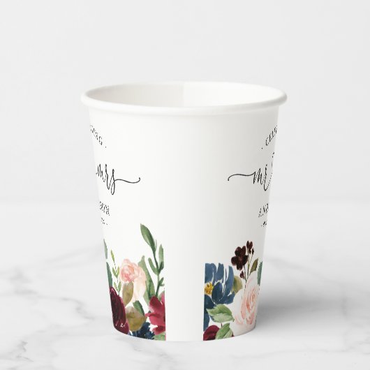Burgundy Blush Floral Mr. und Mrs. Script Wedding Pappbecher (Links)