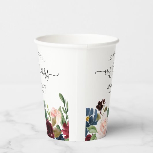 Burgundy Blush Floral Mr. und Mrs. Script Wedding Pappbecher (Rechts)