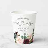 Burgundy Blush Floral Mr. und Mrs. Script Wedding Pappbecher (Vorderseite)
