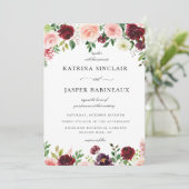 Burgundy Blush Floral Wedding Einladung (Stehend Vorderseite)