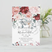 Burgundy Blush Pink Bloral Wedding Einladung (Stehend Vorderseite)