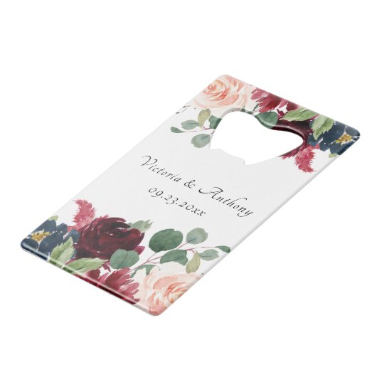 Burgundy Blush Pink Floral Elegante Script Hochzei Geldbeutel Flaschenöffner (Rückseite Schrägansicht)