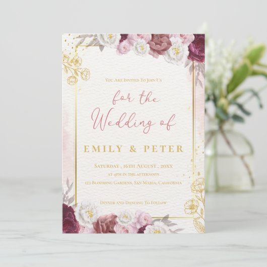 Burgundy Blush Pink Floral Gold Border Wedding Einladung (Stehend Vorderseite)