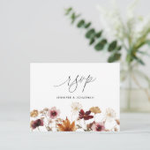 Burgundy Boho Fall Floral Wedding RSVP Post Card Postkarte (Stehend Vorderseite)