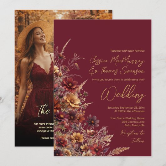 Burgundy Boho Wildflowers & Photo QR Code Wedding Einladung (Vorne/Hinten)