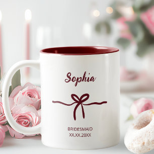Burgundy Bow Bridesmaid Script Modern Name Date Zweifarbige Tasse