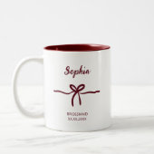Burgundy Bow Bridesmaid Script Modern Name Date Zweifarbige Tasse (Links)