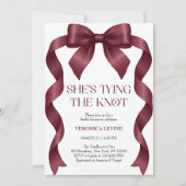 Burgundy Bow She’s Tying the Knot Bridal Shower  Einladung (Vorderseite)
