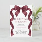 Burgundy Bow She’s Tying the Knot Bridal Shower  Einladung (Stehend Vorderseite)