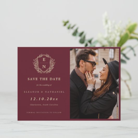Burgundy Champagne Gold Wappen Monogram Save The Date (Stehend Vorderseite)