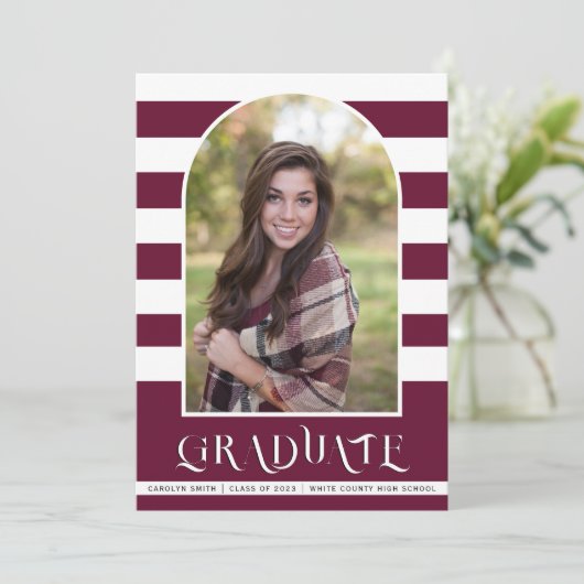 Burgundy Class of 2023 arch Foto Abschluss Ankündigung (Stehend Vorderseite)